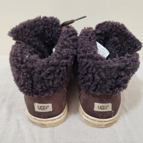 UGG shoes youth size 5 - Picture 5 of 9